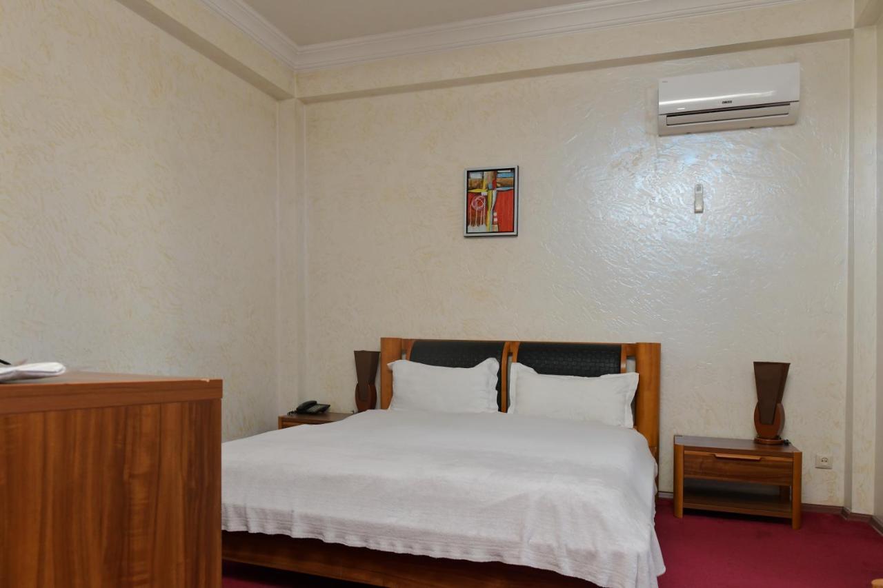 Antika Hotel バトゥーミ エクステリア 写真