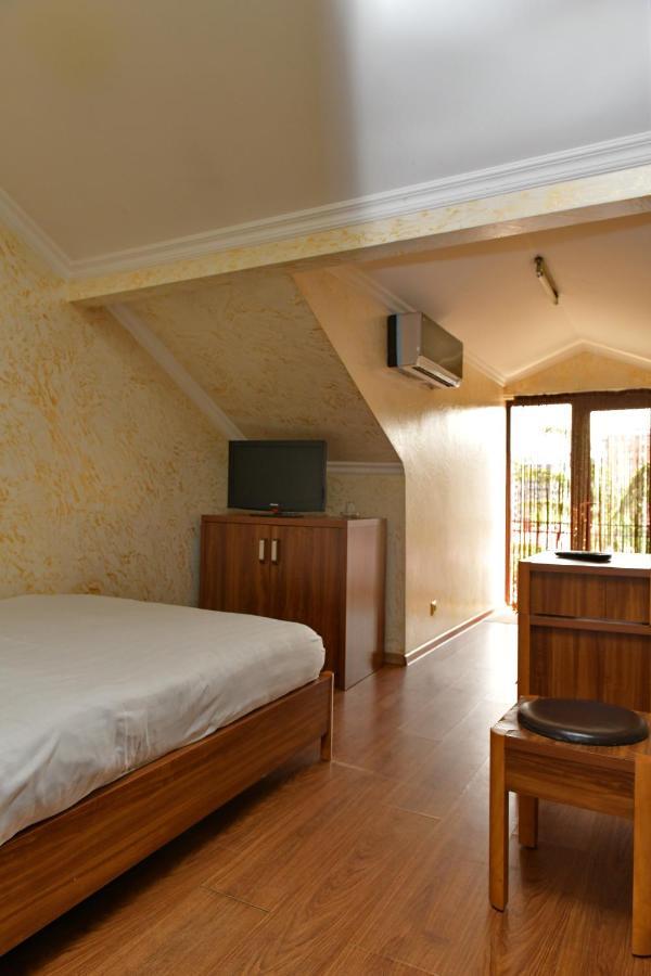 Antika Hotel バトゥーミ エクステリア 写真