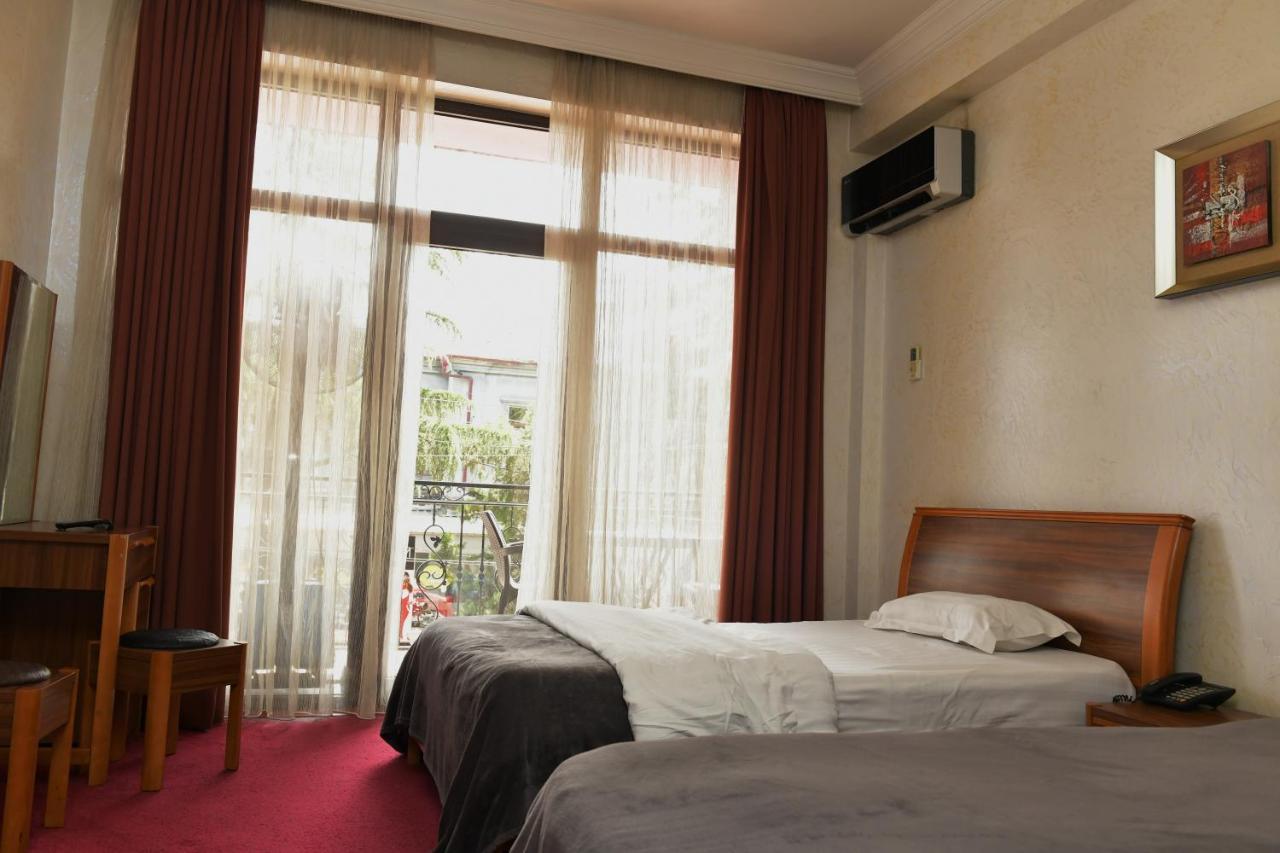 Antika Hotel バトゥーミ エクステリア 写真