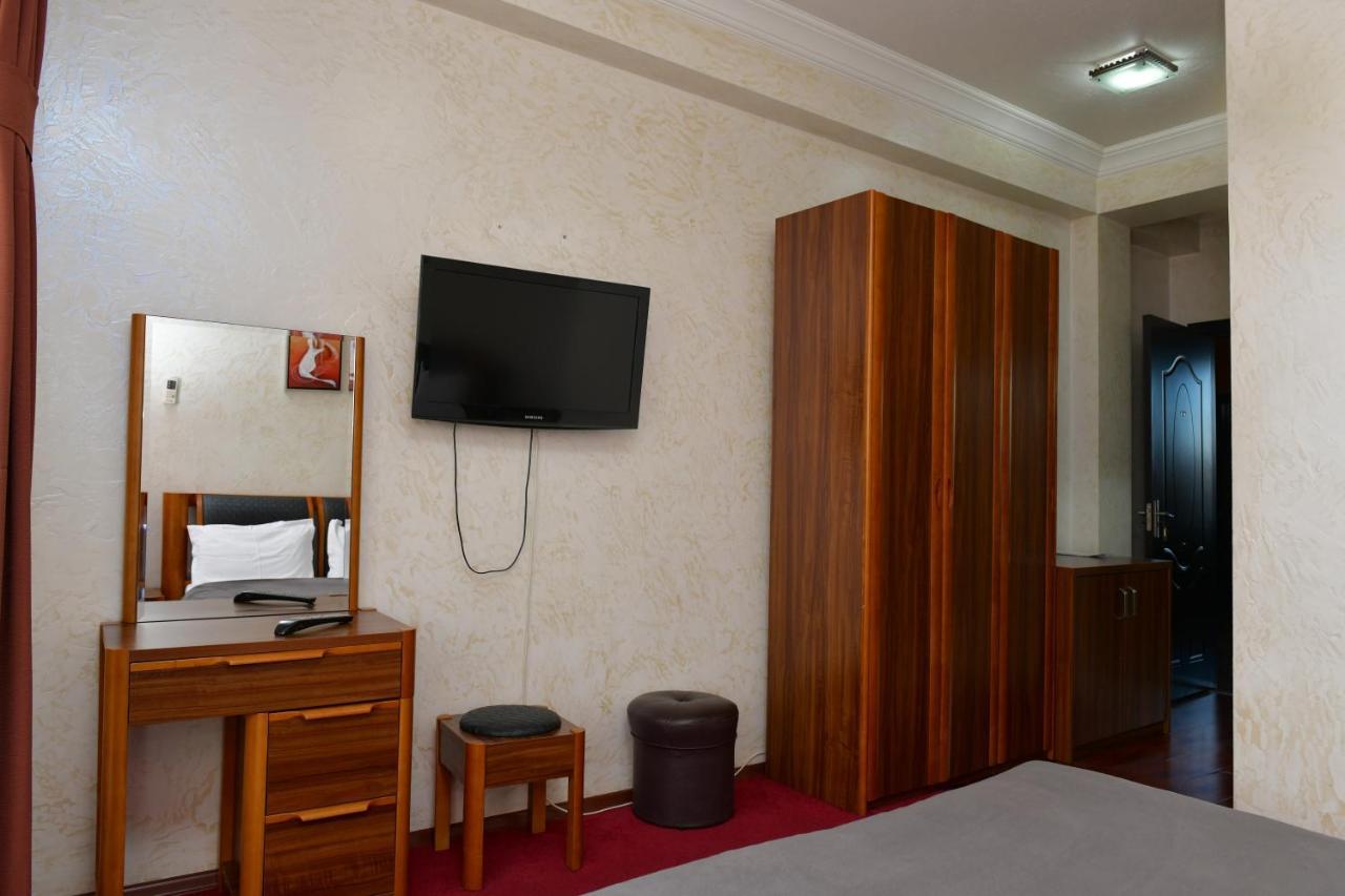Antika Hotel バトゥーミ エクステリア 写真